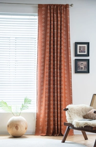 Détail du rideau orange imprimé floral semi-occultant avec poche à tringle et motifs