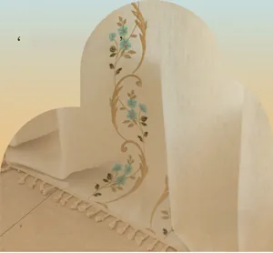 Détail de broderie florale et franges sur rideaux modernes en lin et coton beige