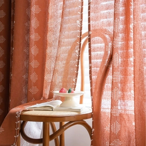 Rideaux en lin orange simples avec motifs de fleurs blanches et formes géométriques