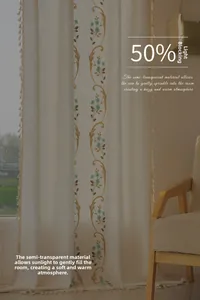 Détail de rideaux beiges semi-transparents avec broderie de vigne et glands jaunes