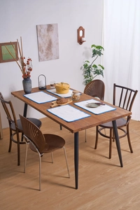 Detail of 4-piece white cotton-linen placemats with blue embroidered fan-shaped edges