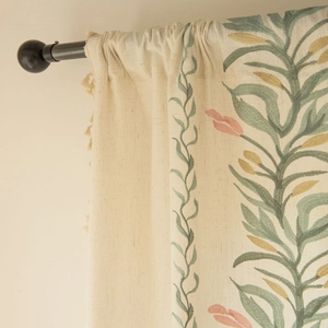 Detailansicht eines böhmischen beige Vorhangs mit Blumenstickerei und Quastenbesatz