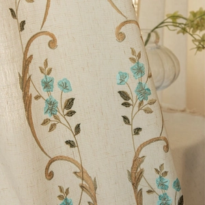 Rideaux beiges minimalistes avec d'élégantes broderies florales dorées et bleues