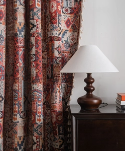 Dettaglio della tenda jacquard geometrica con nappe a frange retrò e trama intrecciata