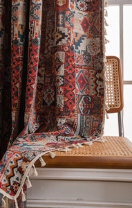 Dettaglio della trama della tenda jacquard con nappe decorative in cotone bianco