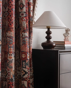 Dettaglio di tenda jacquard bohémien con motivi geometrici e finiture con frange