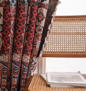 Dettaglio della tenda jacquard bohémien con nappe a frange bianche e trama in lino naturale