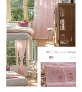 Detail eines rosa halbtransparenten Vorhangs mit Lochmuster und dekorativen Fransen