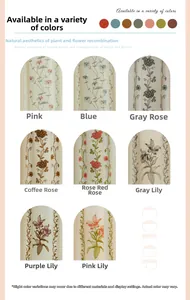 Primer plano del bordado floral en cortinas de lino con motivos de lirios y rosas