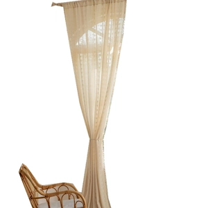 Beige halbtransparente Leinenvorhänge mit Stangendurchzug und Raffhalter für Balkondeko