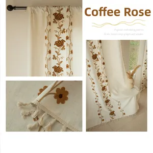 Detalle de cortina beige con bordado de rosas café y acabado decorativo de borlas