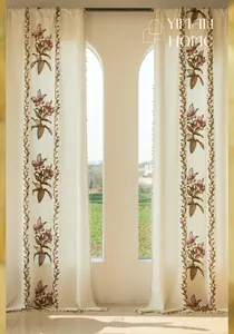 Dettaglio di tende beige in stile americano con ricamo floreale e piccole nappe decorative