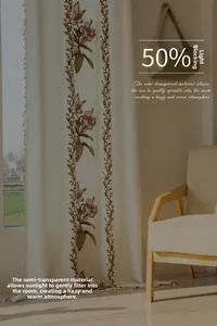 Dettaglio delle tende beige stile americano con ricamo floreale viola e piccole nappe