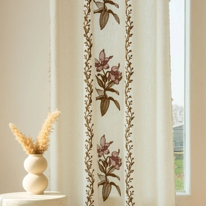 Tenda in cotone e lino beige con motivi floreali botanici e piccole nappe