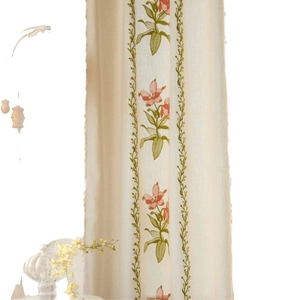 Tende pastorali color crema con stampa floreale e nappe, tessuto filtrante la luce