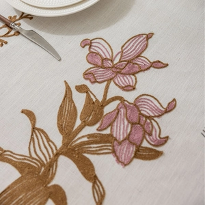 Nappe beige rectangulaire style Ins avec broderie florale et de élégantes pompons