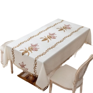 Nappe rectangulaire beige avec broderie florale et franges à glands de style rustique