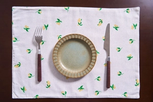Detalle de textura del mantel individual de algodón y lino con estampados de limones