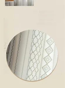 Détail d'un rideau de style nordique avec motifs géométriques verts et texture en lin tissé
