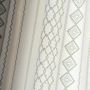 Rideaux nordiques avec motifs géométriques verts et glands sur tissu effet lin