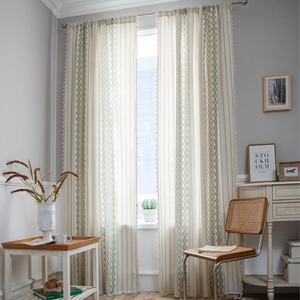 Rideau boho en coton lin avec motifs géométriques verts et bordure à pompons