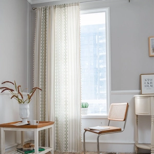 Rideaux boho nordiques avec imprimé géométrique vert et élégantes bordures à glands décoratifs