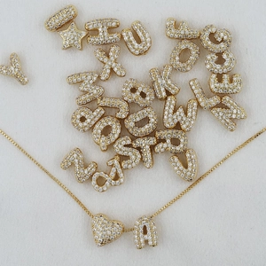 Ensemble détaillé de breloques alphabet plaquées or 18K avec incrustation de zircone