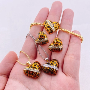 Conjunto de joyas de corazón de leopardo con pendientes, collar y pulsera