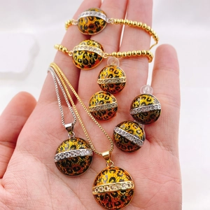 Detalle del conjunto de joyas de leopardo con collares, pulseras y pendientes