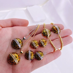 Vista macro del set de joyas de esmalte de leopardo con detalles de circonitas incrustadas