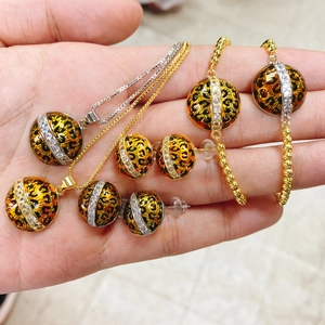 Pendientes de botón redondos con estampado de leopardo y collar de cadena de oro para mujer