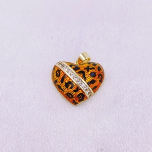 Primer plano de colgante de corazón con estampado de leopardo y cristales brillantes