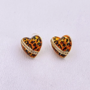Primer plano detallado de pendientes de corazón con estampado de leopardo y cristales