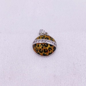 Primer plano detallado de pendientes redondos de leopardo con cristales y acabado plateado