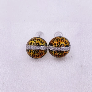 Detalle de pendientes redondos con estampado de leopardo, banda plateada y circonitas