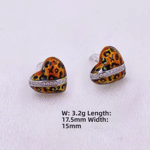 Vista detallada de pendientes de corazón con estampado leopardo de 17,5mm x 15mm