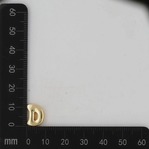 Detailed size measurement of 18k gold 3D letter D pendant showing 13mm dimensions