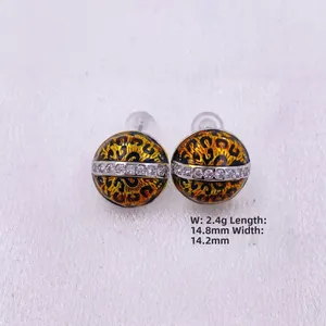 Detalle de pendientes redondos con estampado de leopardo y tira de circonitas brillantes