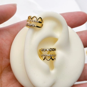 Detailansicht goldener Ohrmanschetten mit Mikro-Zirkon-Krone und Kristall-Design