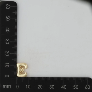 Detailed size measurement of 18k gold-plated DIY letter E pendant showing dimensions