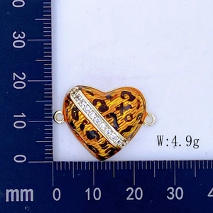 Vista de detalle de un colgante de corazón de leopardo con cristales y peso exacto