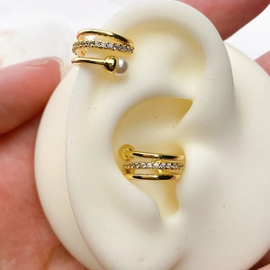 Detailansicht goldene dreilagige Ohrmanschette mit Zirkonia-Besatz und kleiner Perle