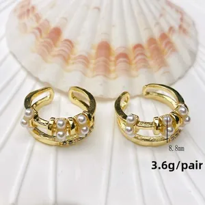 Detailansicht der 8,8 mm Höhe und des 3,6 g Gewichts der goldenen Zirkon Ohrklemmen