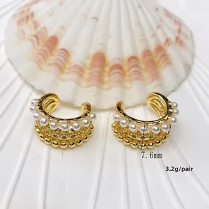 Detail von goldenen Ear Cuffs mit weißen Perlen, 7,6 mm Breite und 3,2 g Gewicht pro Paar