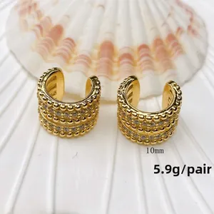 Makroansicht von 10mm Gold-Ohrklemmen mit dreireihigem Zirkon und Perlenrand