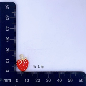 Dettaglio dimensioni di un ciondolo fragola da 1,3g, misura circa 20mm per 15mm