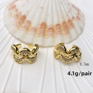 Details goldene Wellen-Ohrklemmen mit Zirkonia, Maße 8,7mm und Gewicht 4,1g pro Paar