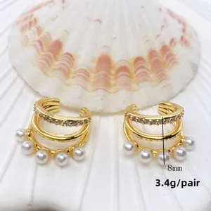 Detailansicht der 8mm vergoldeten Earcuffs mit Mikro-Strasssteinen und kleinen weißen Perlen