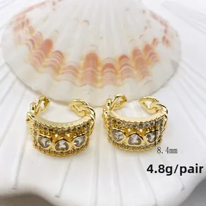 Detailansicht goldener Panzerketten-Herzohrringe mit glänzenden Zirkonia-Kristallen