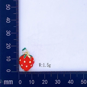 Dettaglio del ciondolo a fragola rossa per orecchini con misure e peso di 1,5 grammi